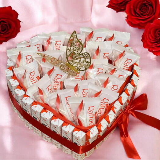 Сердце из конфет Рафаэлло с бабочкой