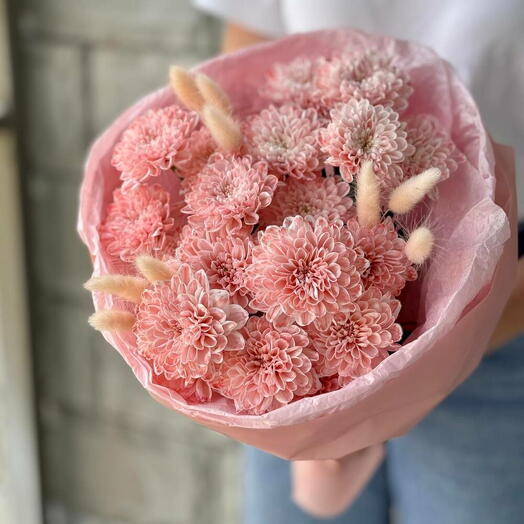 Букет из розовой кустовой хризантемы и лагирусь