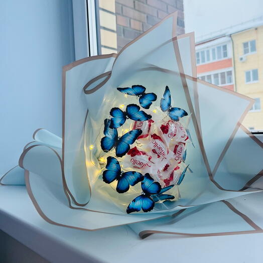 Букет Raffaello с бабочками и подсветкой