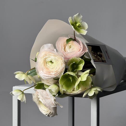 Весенний букет «Растим». Ранункулюс и хелеборус