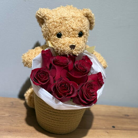 Корзина с краснымии розами и мишкой
