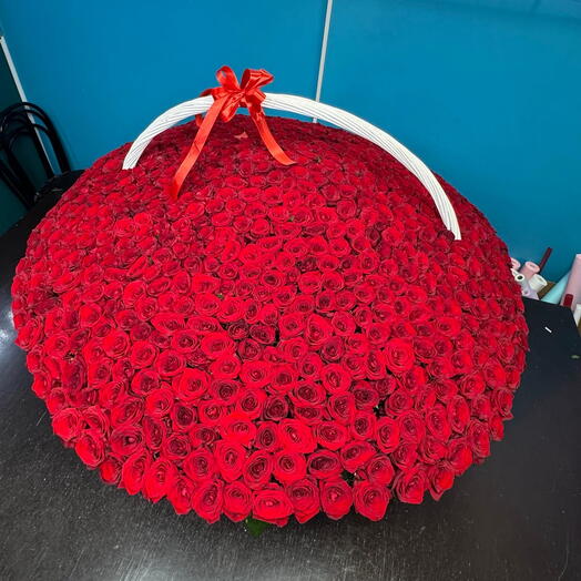 Корзина с розами 701 шт