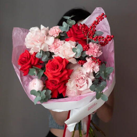Букет из роз, ранункулюсов, гвоздик и илекса