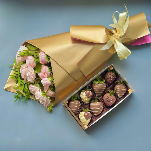 Клубника в бельгийском шоколаде 8 ягод и букет кустовой розы