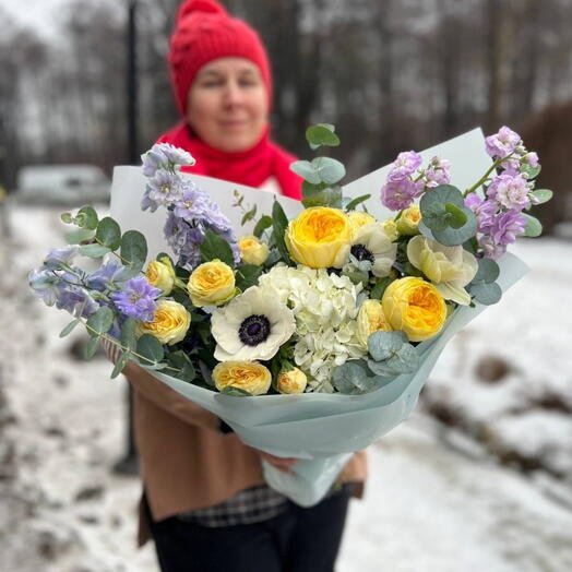 Зимний букет из пионовидных роз, белых маков и гортензии