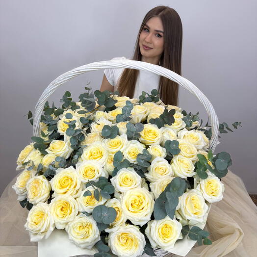 корзина с розами и эвкалиптом XL