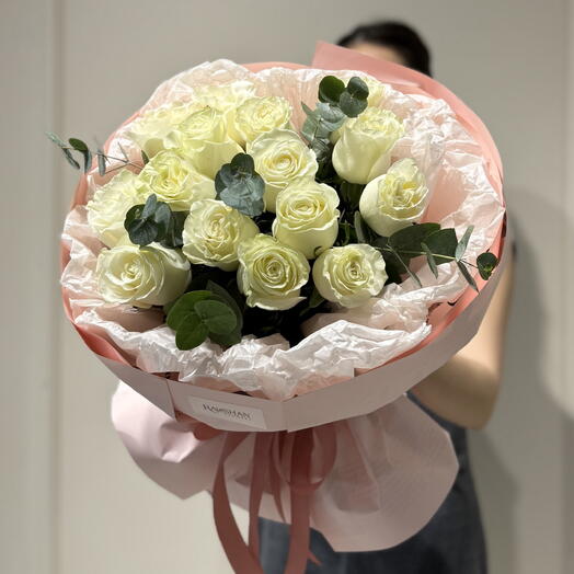 15 белых роз