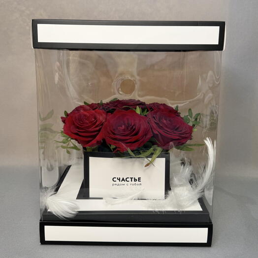 К 14 февраля оригинальная композиция с красными розами и перышками