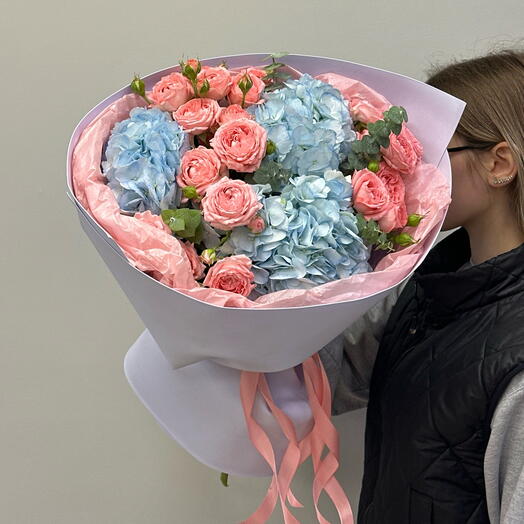 Букет из гортензии и кустовой розы