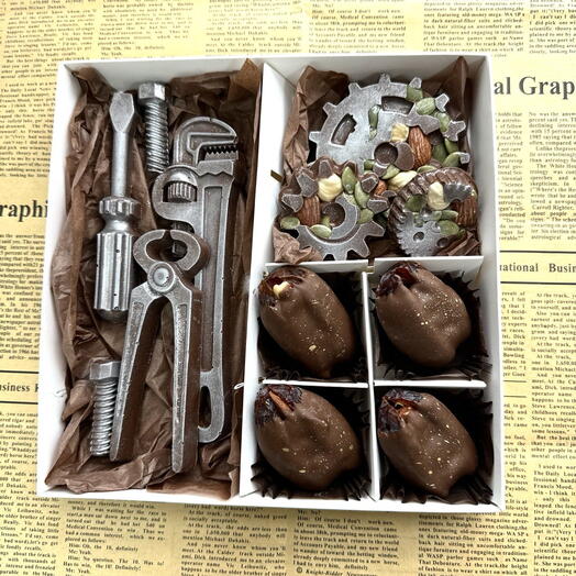 Шоколадный набор "Самому надежному" с финиками в шоколаде