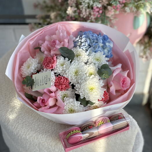 Combo bouquet and macarons