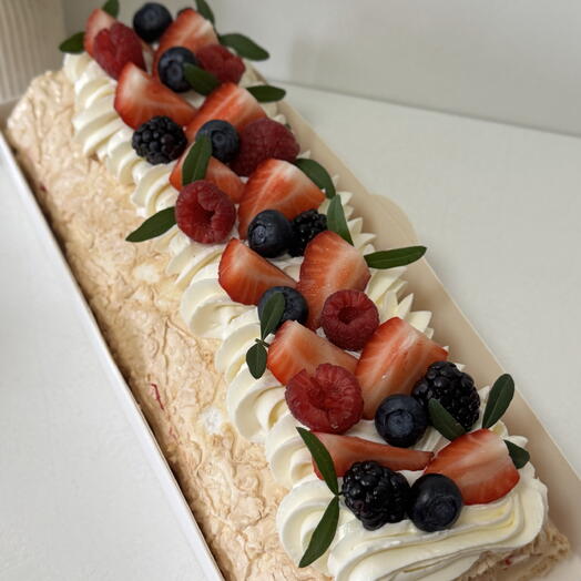 Меренговый рулет(оформления с ягодами)