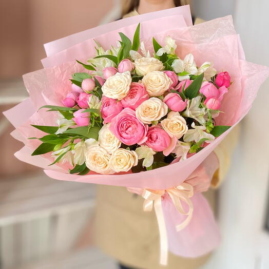 Букет с кустовыми пионовидными розами и альстромерией🌸🌿