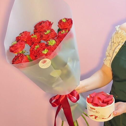Набор из шикарных красных роз и конфет раффаэлло