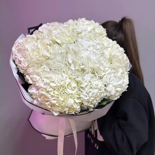 Букет из 9 белых гортензий