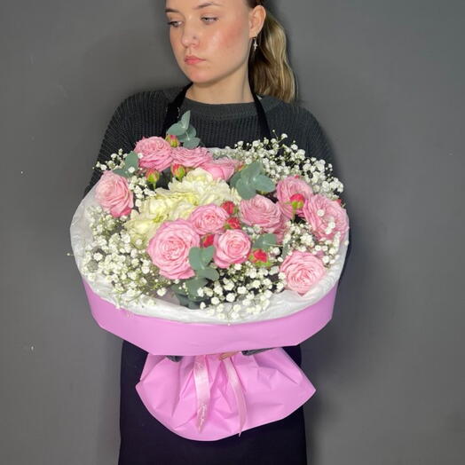 Роскошный букет «Прости» с кустовыми пионовидными розами, гортензией, гипсофилой