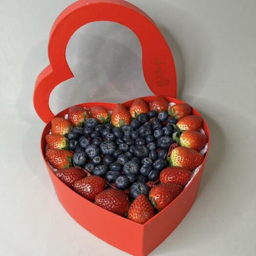 Свежая Клубника и голубика в коробке сердце