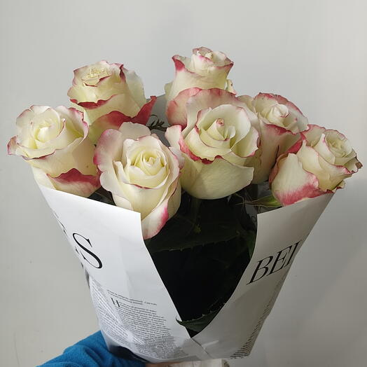 7 бело-розовых роз