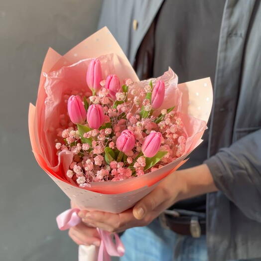 Яркий весенний букет тюльпанов с гипсофилой