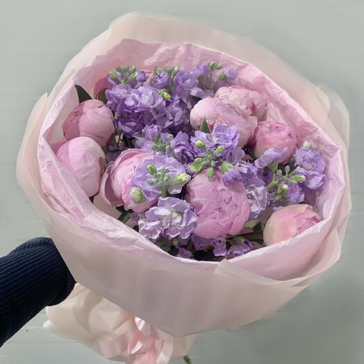 Розовые Пионы и фиолетовая маттиола