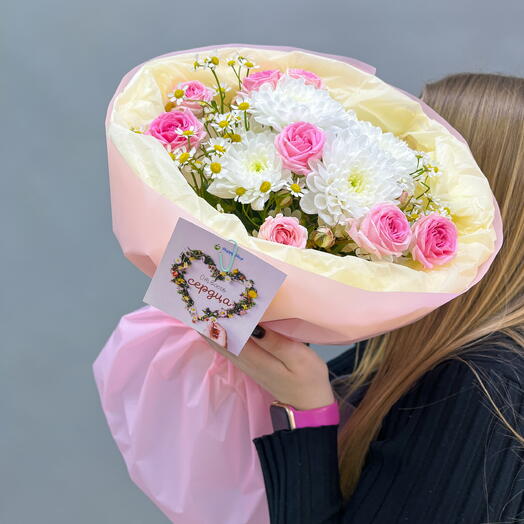 Букет из хризантемы, кустовой розы и танацетума Три настроения