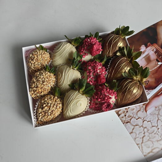 Chocolate-covered strawberries mix 12