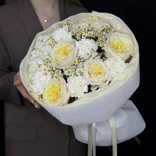 Авторский букет с ромашками, пионовидными розами и диантусами