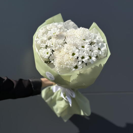 Букет из хризантемы ромашковой и Алтай в зелёной упаковке