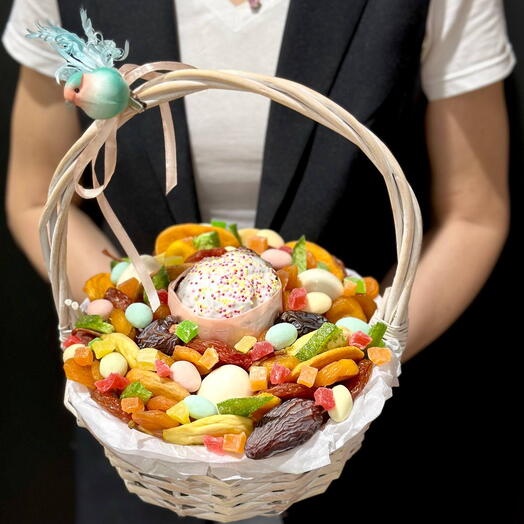 Пасхальная корзина с куличом и сухофруктами