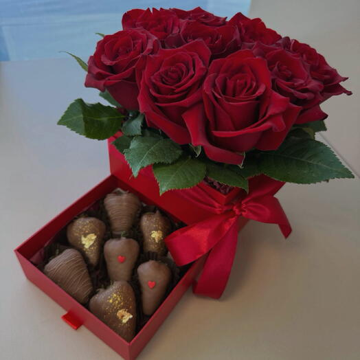 Подарочный набор: клубника в шоколаде и розы 🌹🍓