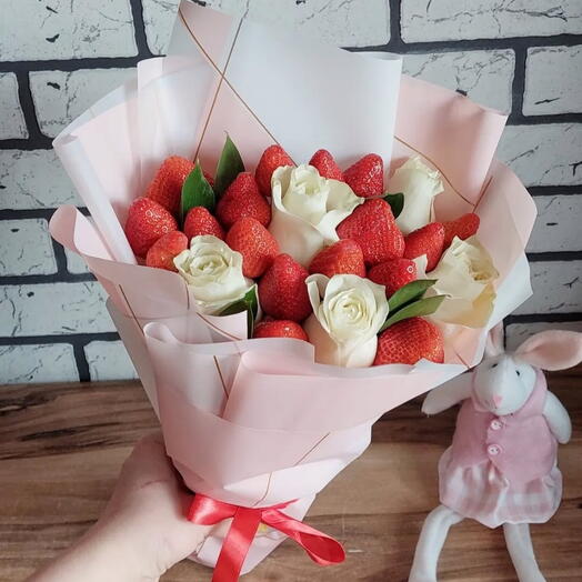 Сладкая ягодка 🍓 Букет с клубникой и чайными розами Ягодный букет Клубника
