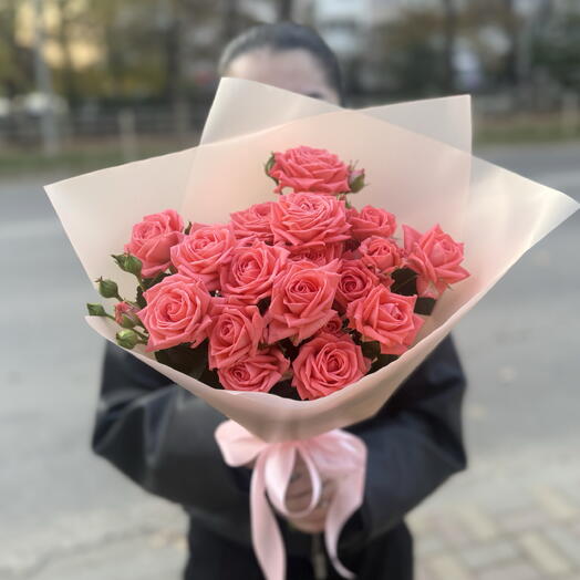 Букет из кустовых роз барбадос в упаковке