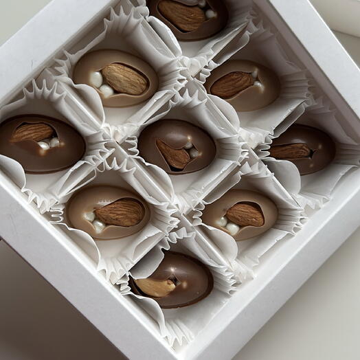Шоколадные пасхальные яйца с миндалем 9 шт