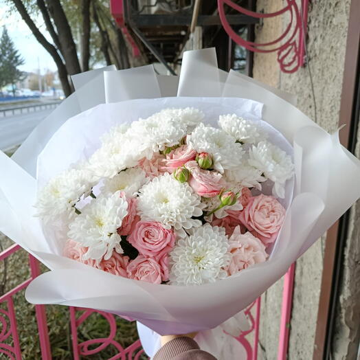 Букет из кустовых роз и хризантем