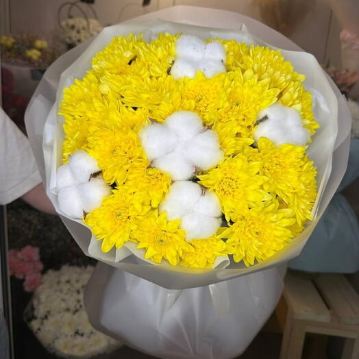 Букет с хризантемами и хлопком 💛