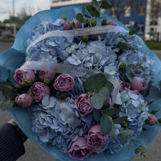 Букет из гортензий и кустовых роз