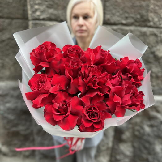 Красные французские розы 11 шт.  в матовой упаковке