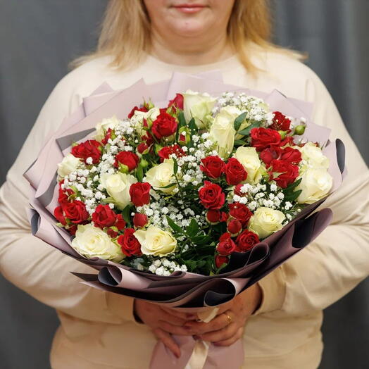 Букет из 15 белых роз,10 кустовых красных с добавлением  гипсофилы