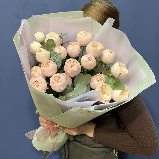 Букет пионовидных кустовых роз с эвкалиптом🌸