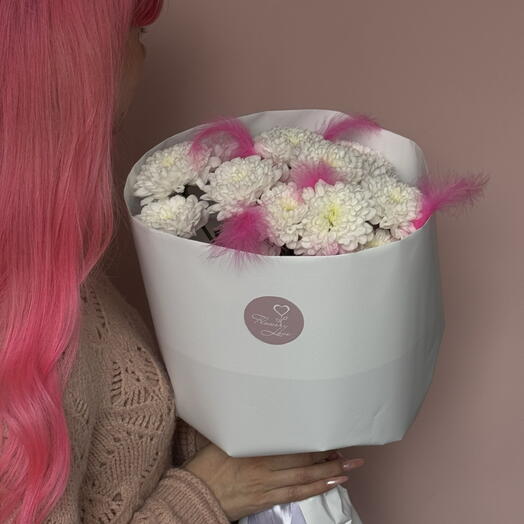 Стойкий букет из хризантемы кустовой и искусственных перьев