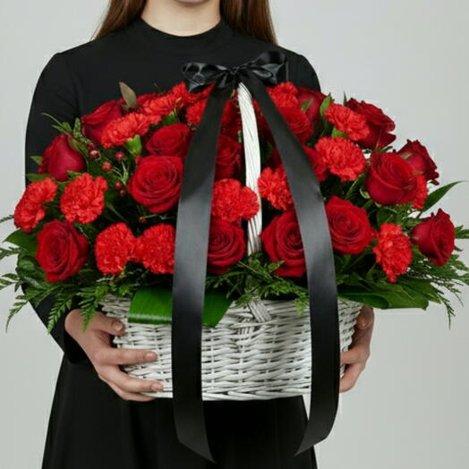 Корзина на похороны с гвоздикой и красной розой 🌹Таурный букет Похоронный Букет на похороны