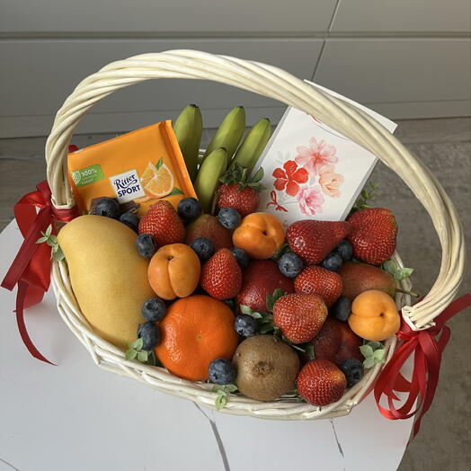 Фруктовая корзина со сладостями