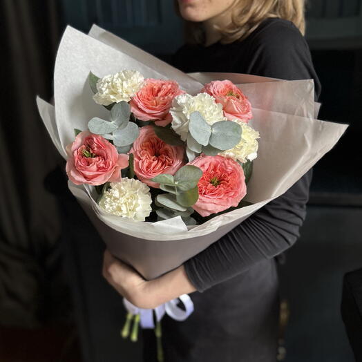Авторский весенний букет с пион розами мандарин экспрешн, диантусами и ароматным эвкалиптом