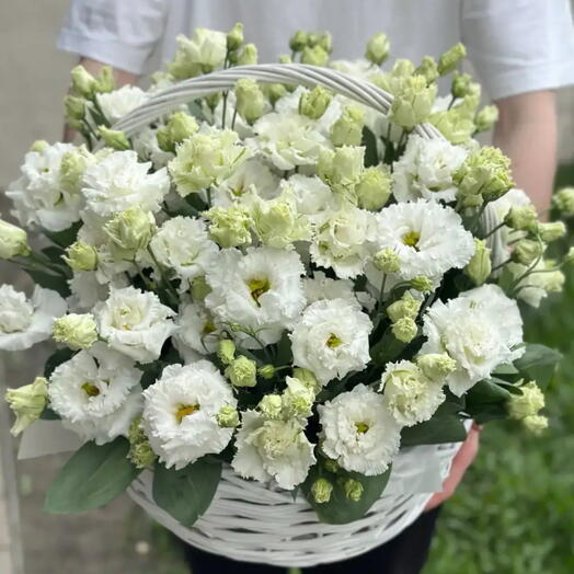 Белые кучерявые эустомы в корзине