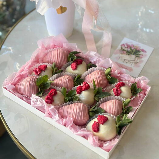 Клубника в белом и розовом шоколаде