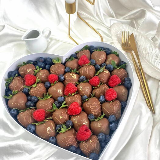 Коробка-сердце с клубникой и голубикой в шоколаде XL