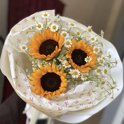 Букет с подсолнухами и ромашками