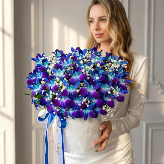 Цветы в коробке Ночное небо. Композиция 681. Leoraflowers
