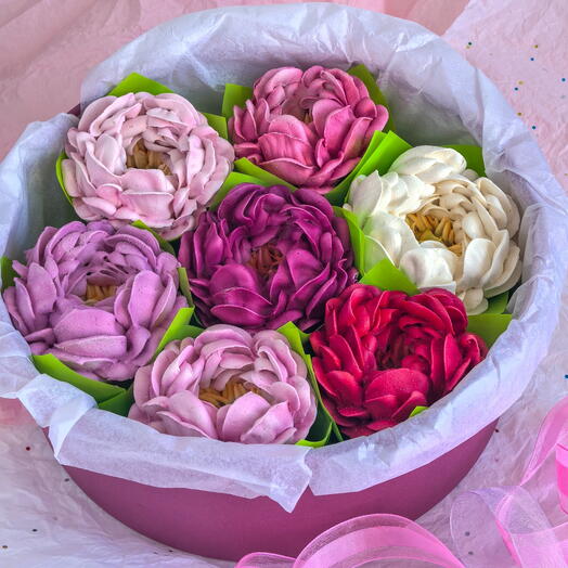 Пионы из зефира в бордовой коробке, D25