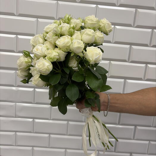 Букет из белых кустовых роз